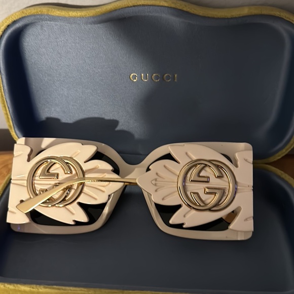 Gucci Flower at the corner of both sides - Picture 1 of 5